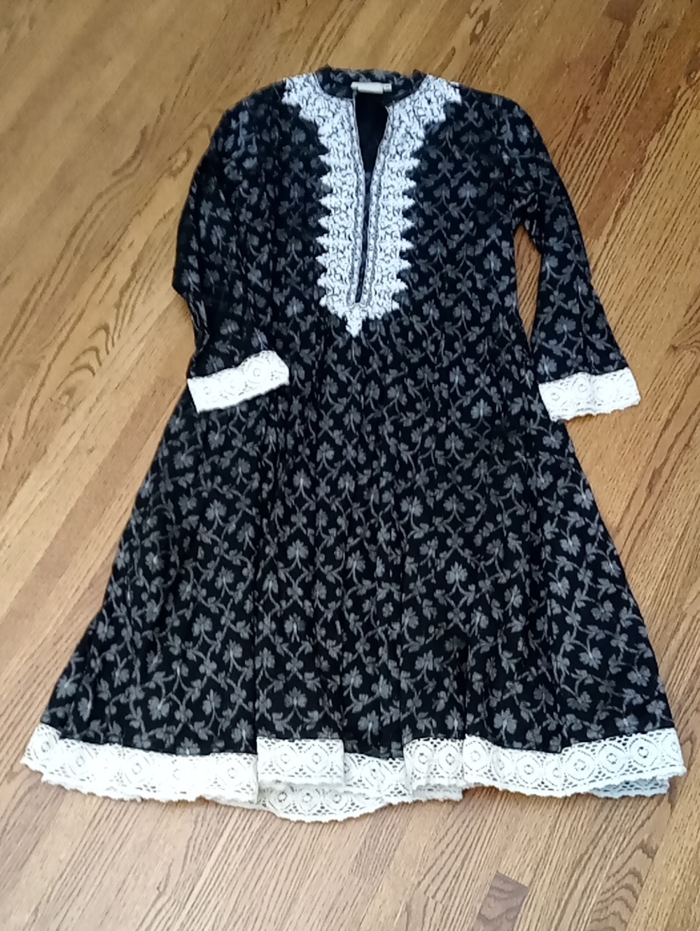 Khushi Palai Clothing black/silver printed dress Size 40 PTP 21" L 43"